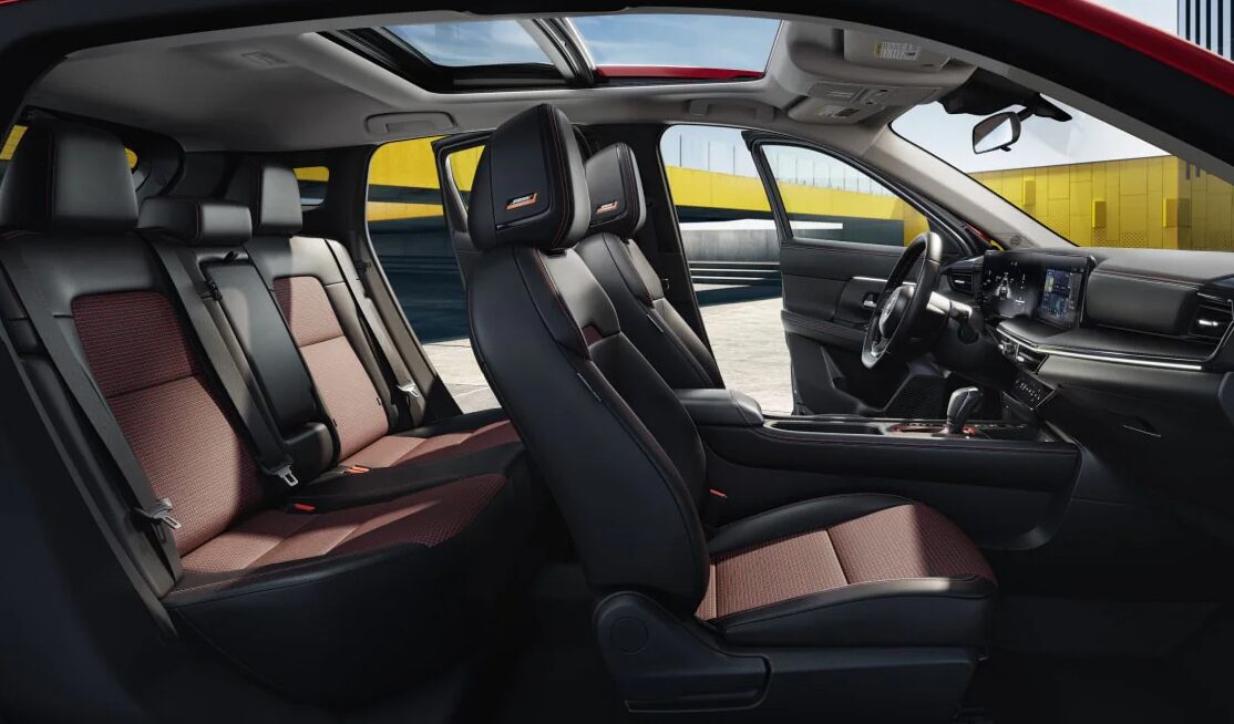 Interior seats of the nissan kicks sr 2025