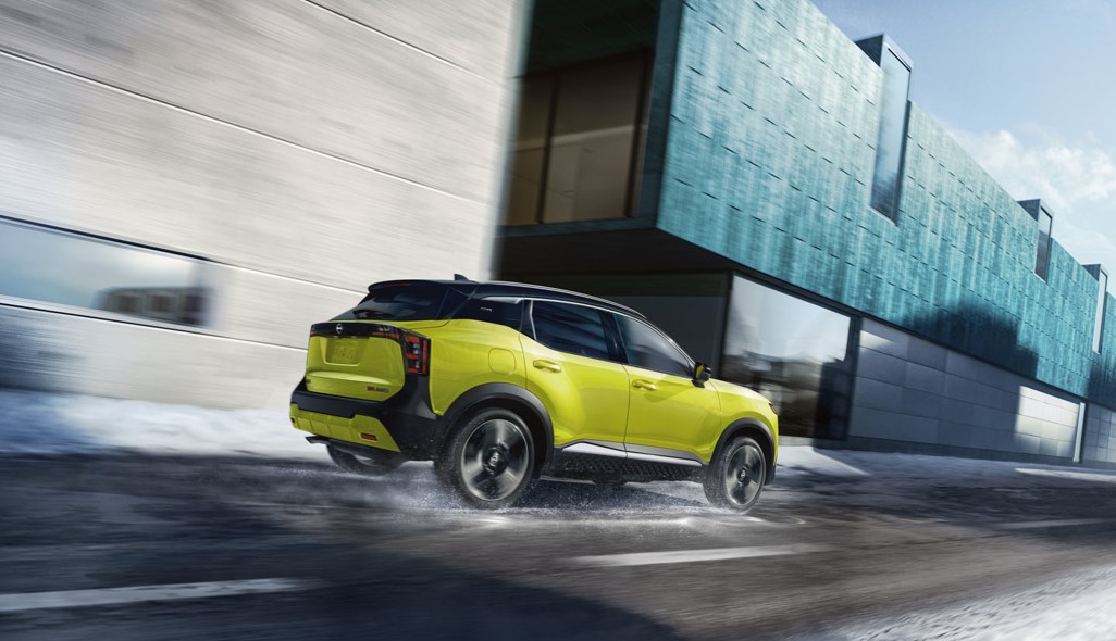 Two-tone Yuzu Yellow Metallic / Super Black 2025 Nissan Kicks